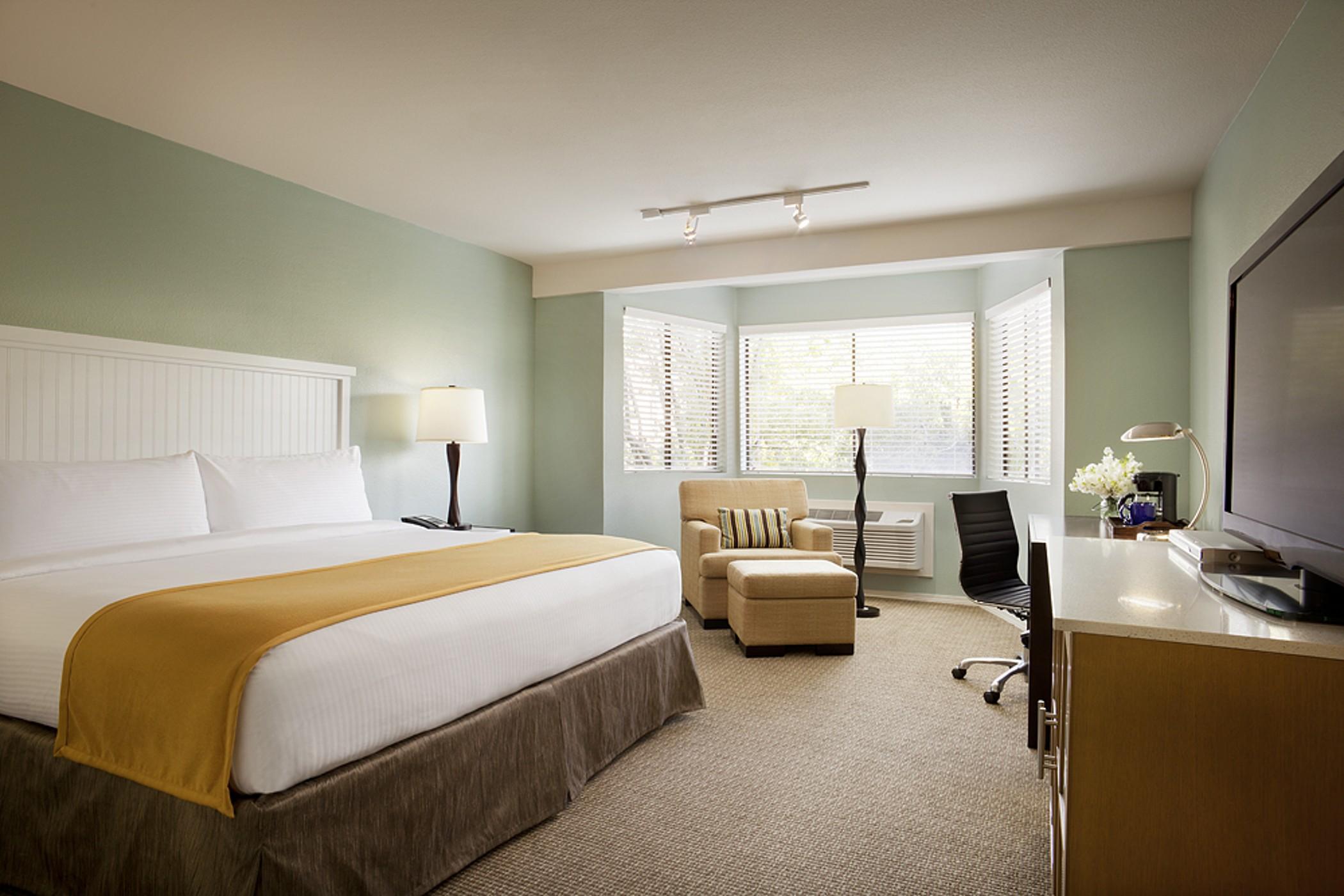 The At Hotel 4*